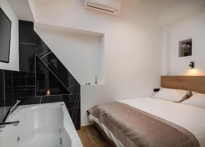 Apartment Top Rooms Split