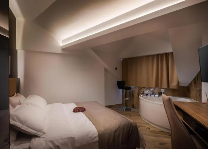 Apartment Top Rooms Split