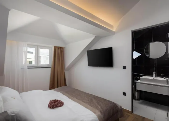 Apartment Top Rooms Split