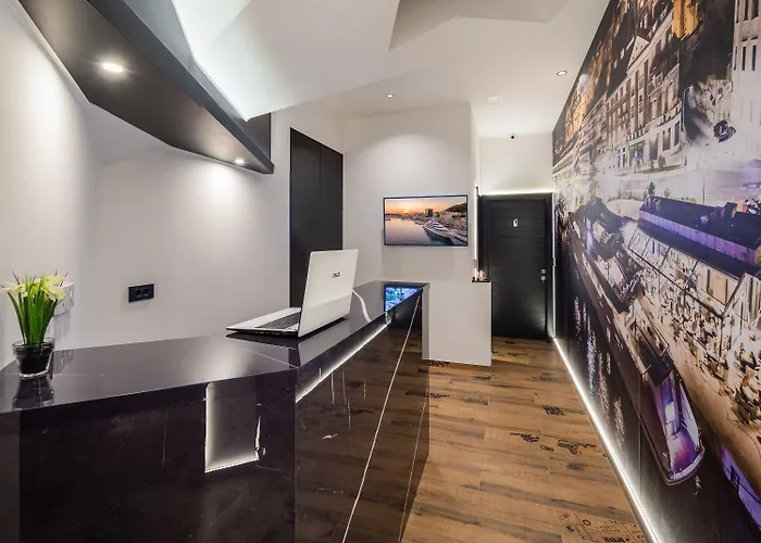 Apartment Top Rooms Split