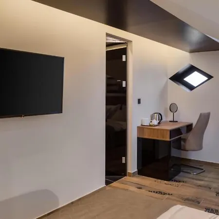 Top Rooms *